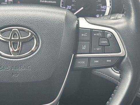 Used 2023 Toyota Highlander LE AWD/4WD image 11