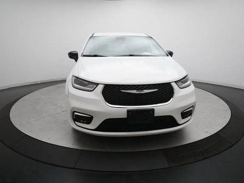 Certified 2024 Chrysler Pacifica Touring-L image 11