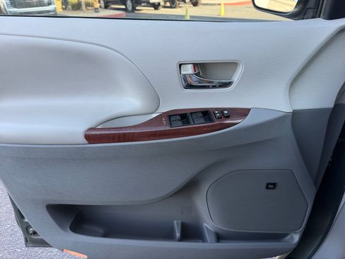 Used 2014 Toyota Sienna XLE w/ XLE Premium Package FWD image 13