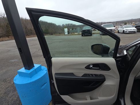 Used 2023 Chrysler Pacifica Touring-L image 7