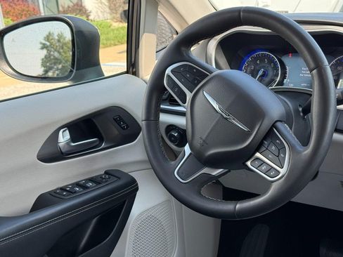 Used 2023 Chrysler Pacifica Touring-L FWD image 15