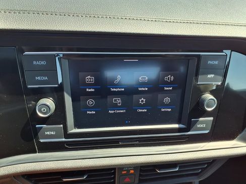 Used 2024 Volkswagen Jetta SE FWD image 6