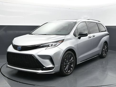 Used 2025 Toyota Sienna XSE w/ XSE Plus Package FWD image 1
