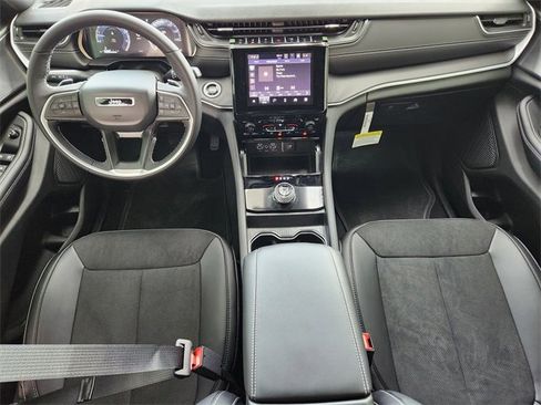 New 2025 Jeep Grand Cherokee Altitude image 18