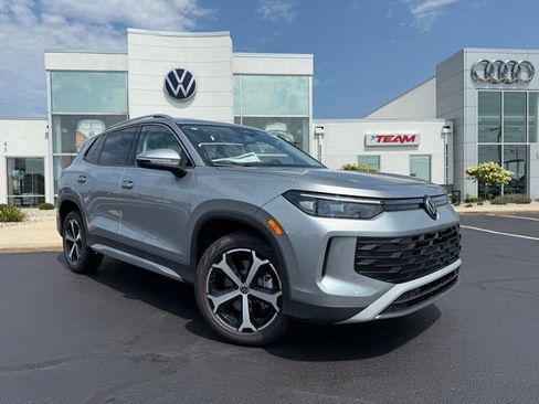 New 2025 Volkswagen Tiguan SE image 1