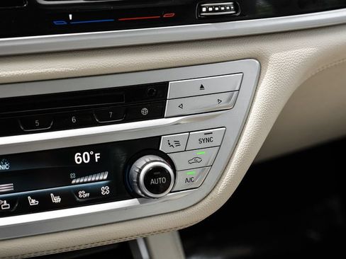 Used 2020 BMW 740i w/ Premium Package RWD image 28