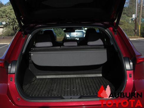 Certified 2022 Toyota Venza LE image 6