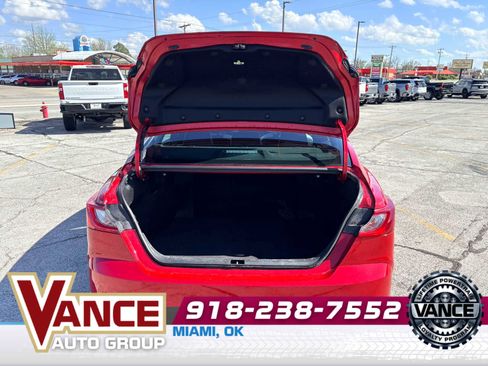Used 2025 Toyota Camry SE w/ Convenience Package FWD image 15