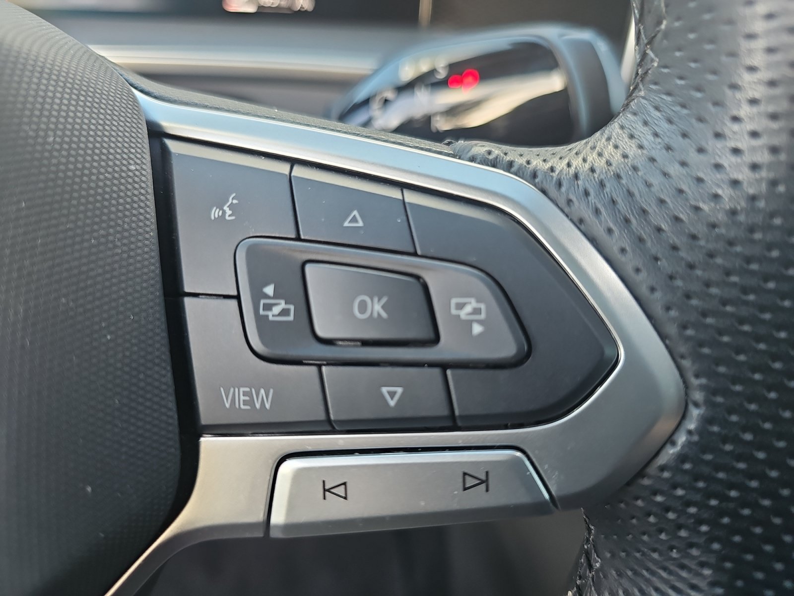 Used 2025 Volkswagen Tiguan SE R-Line AWD/4WD image 25