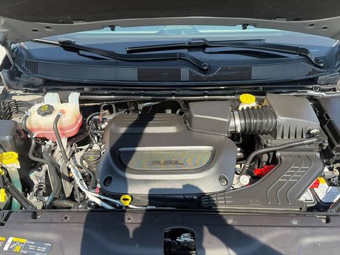 Used 2025 Chrysler Pacifica Limited FWD image 23