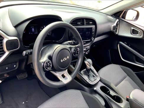 Used 2022 Kia Soul LX image 18