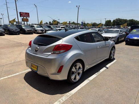 Used 2017 Hyundai Veloster Value Edition FWD image 5