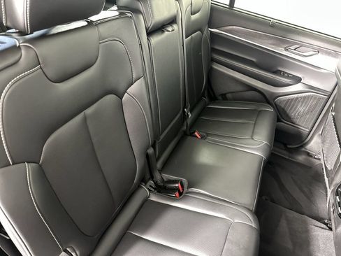 Used 2024 Jeep Grand Cherokee L Limited w/ Luxury Tech Group II AWD/4WD image 30