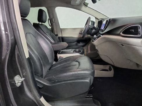 Used 2022 Chrysler Pacifica Touring-L image 14