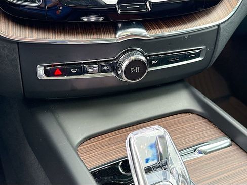 Used 2023 Volvo XC60 B5 Ultimate w/ Protection Package Premier image 18