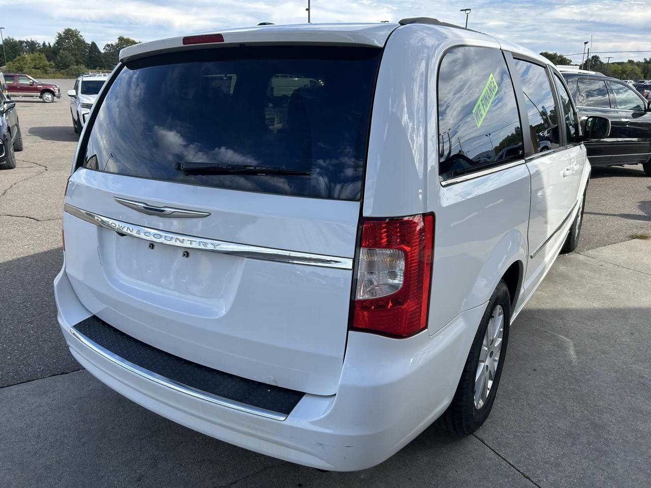 Used 2015 Chrysler Town & Country Touring FWD image 5