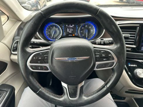 Used 2017 Chrysler Pacifica Touring-L FWD image 20