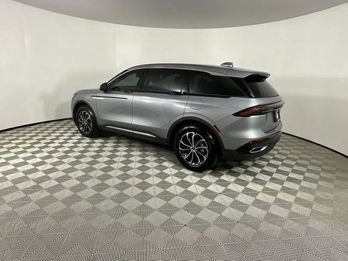 Used 2025 Lincoln Nautilus Premier image 3