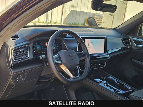 Used 2024 Volkswagen Atlas Cross Sport SE w/ Panoramic Sunroof Package FWD image 13
