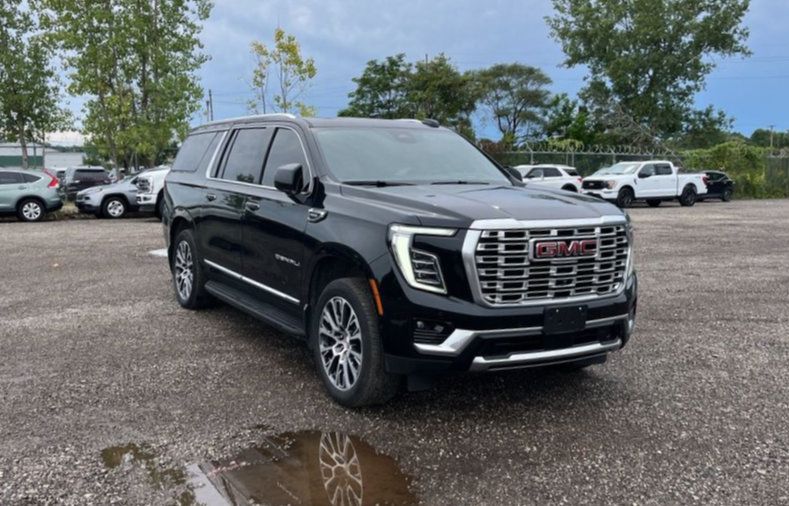 Used 2026 GMC Yukon XL Denali w/ Advanced Technology Package AWD/4WD image 4
