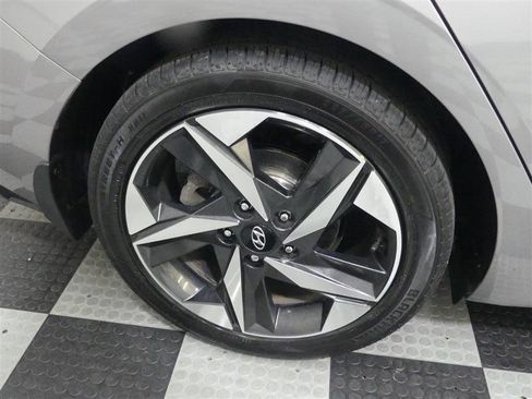 Used 2022 Hyundai Elantra SEL w/ Convenience + Premium Package FWD image 17