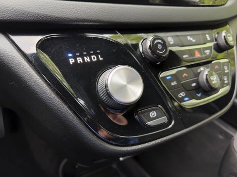 Used 2020 Chrysler Pacifica Touring w/ S Appearance Package FWD image 9