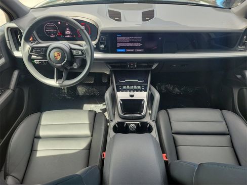 Used 2025 Porsche Cayenne image 20