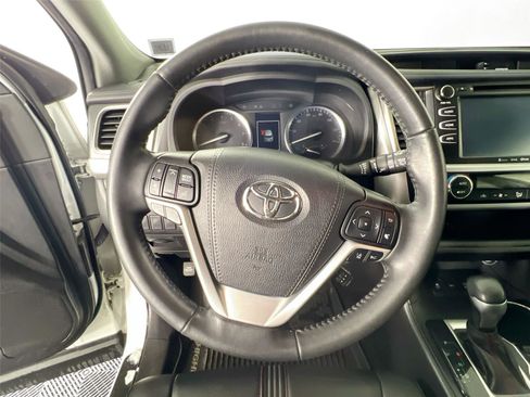 Used 2019 Toyota Highlander SE image 11