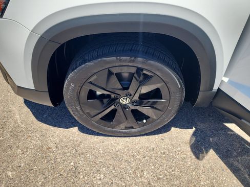 Used 2025 Volkswagen Taos SE FWD image 26
