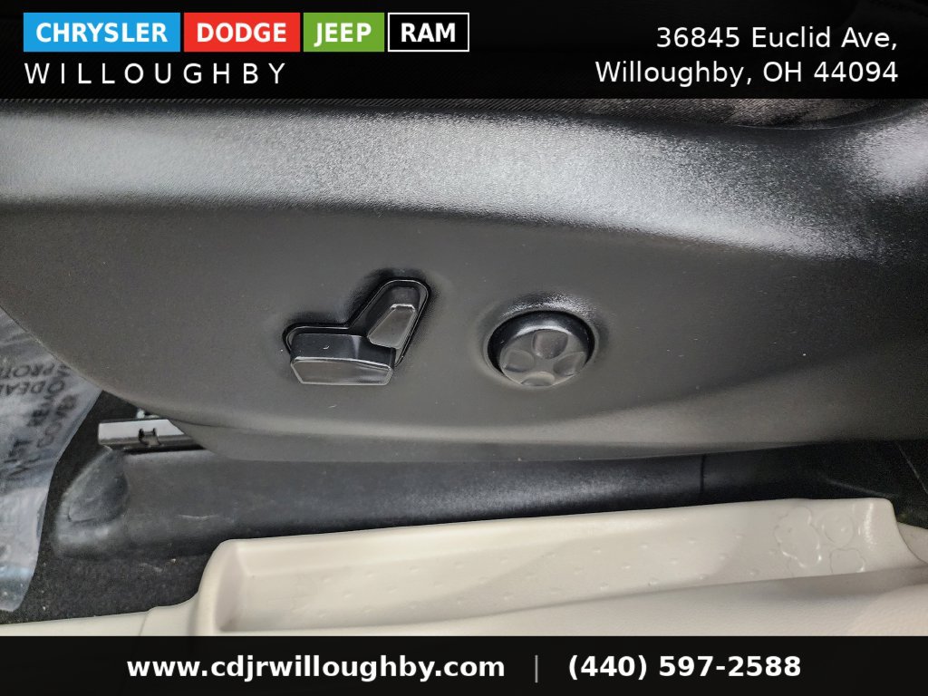 Used 2024 Chrysler Pacifica Touring-L FWD image 16