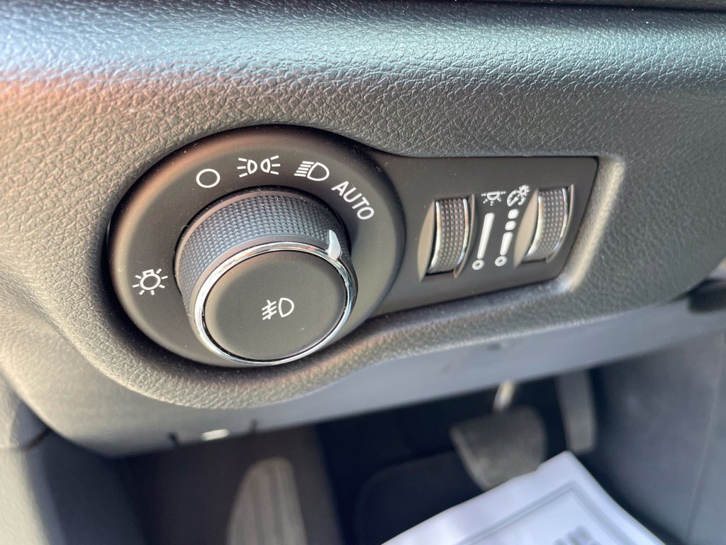 Used 2026 Chrysler Pacifica Limited FWD image 16
