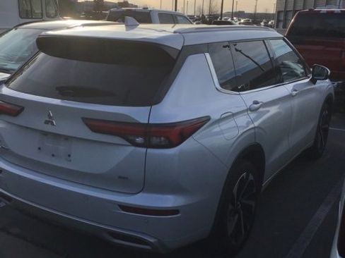 Used 2023 Mitsubishi Outlander SEL image 3