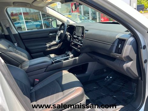 Used 2025 Nissan Pathfinder Platinum w/ Cargo Package AWD/4WD image 26