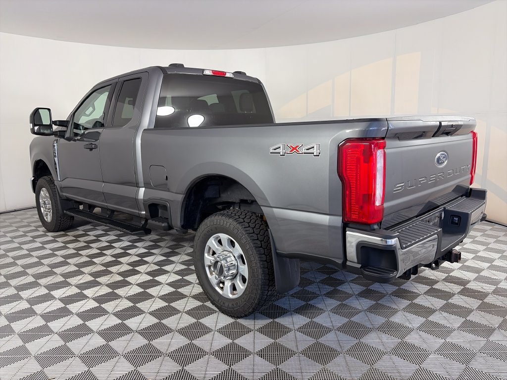 Used 2023 Ford F350 XLT AWD/4WD image 5