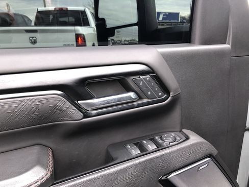 Used 2024 GMC Sierra 2500 AT4X image 12