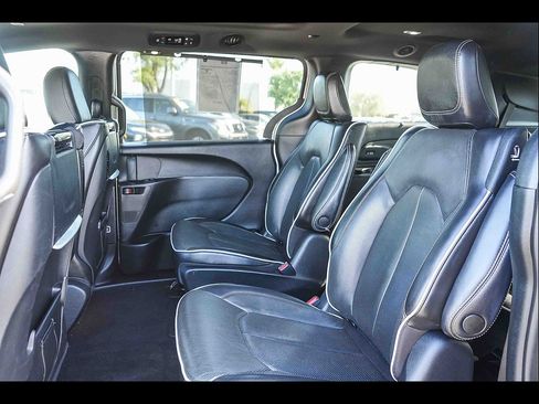 Used 2022 Chrysler Pacifica Limited w/ Uconnect Theater Family Group FWD image 20