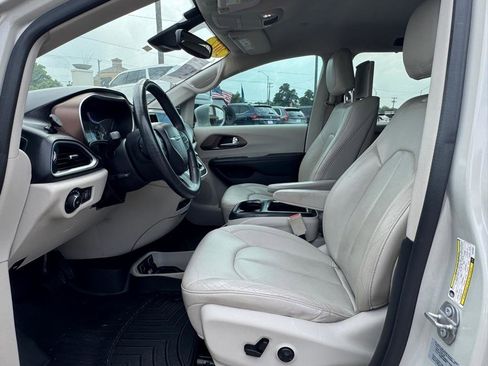 Used 2017 Chrysler Pacifica Touring-L Plus w/ Advanced Safetytec Group FWD image 9