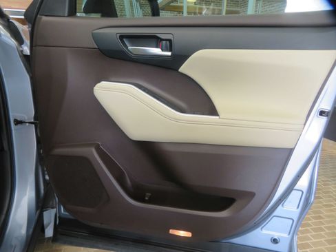 Used 2021 Toyota Highlander XLE FWD image 26