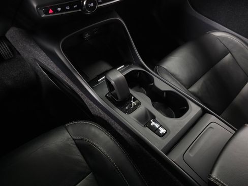 Used 2022 Volvo XC40 T5 Momentum w/ Premium Package image 30