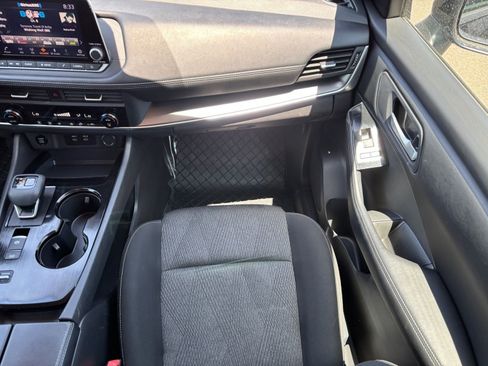 Used 2025 Nissan Rogue SV FWD image 14