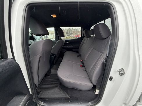 Used 2018 Toyota Tacoma TRD Off-Road w/ Technology Package image 3