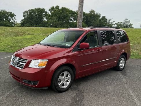 Used 2008 Dodge Grand Caravan SXT w/ Entertainment Group 2 FWD image 2