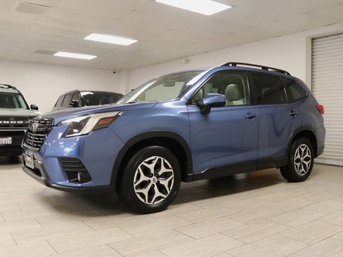 Used 2022 Subaru Forester Premium AWD/4WD image 3