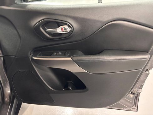 Used 2019 Jeep Cherokee Latitude Plus w/ Cold Weather Group image 20