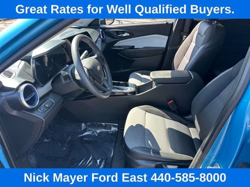 Used 2025 Chevrolet Trax LT FWD image 31