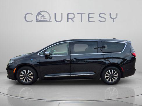 Used 2023 Chrysler Pacifica Limited FWD image 2