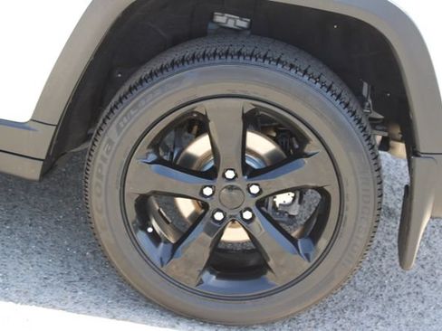 Used 2023 Jeep Grand Cherokee Altitude AWD/4WD image 7