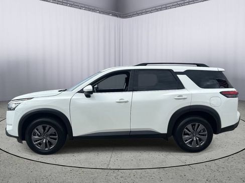 Used 2025 Nissan Pathfinder SV FWD image 3