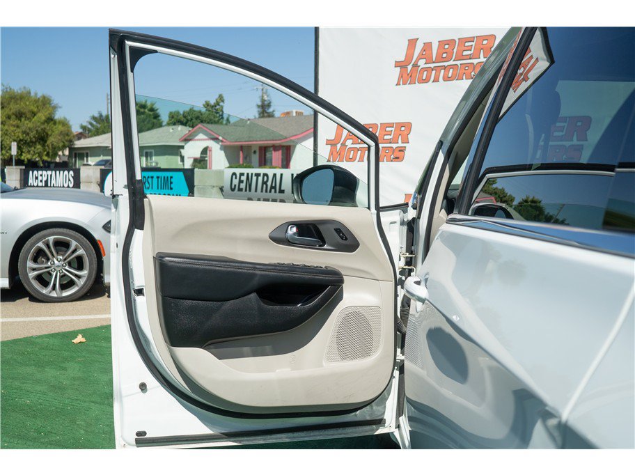 Used 2023 Chrysler Pacifica Touring-L FWD image 30