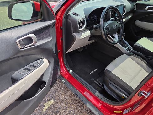 Used 2022 Hyundai Venue SEL FWD image 10